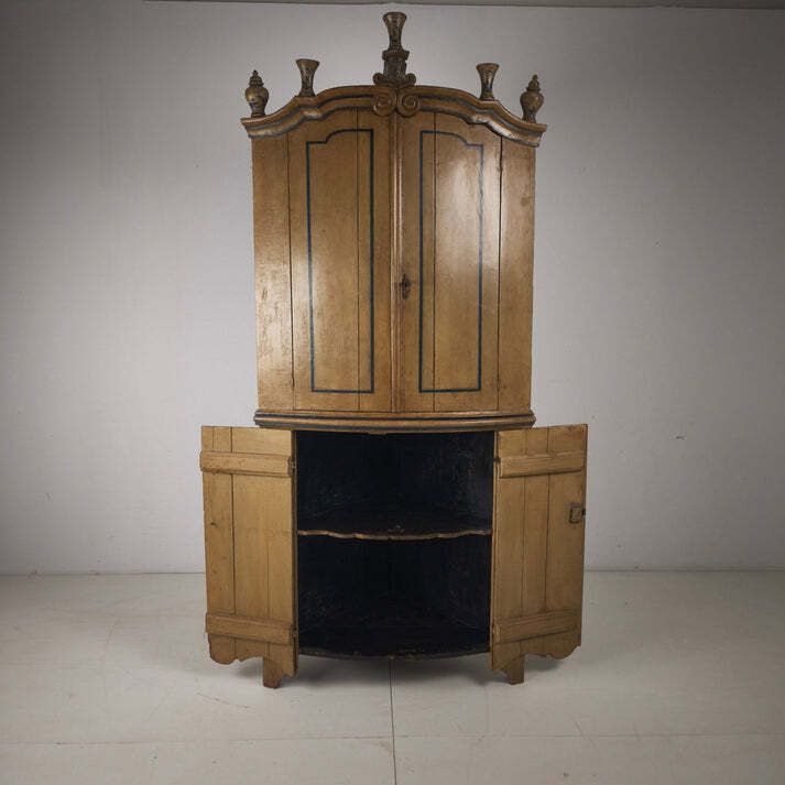 5617.0 18th Century Dutch Witwerk Cabinet With Original Key And Faux Delft Decoration photo