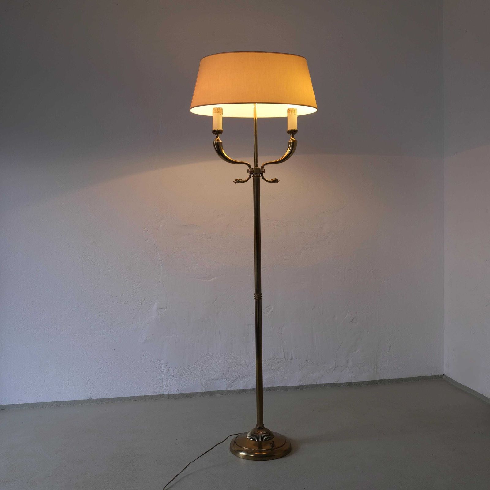 photo furniture Maison Jansen Neoklassieke Messing Vloerlamp | Frankrijk | jaren 1960