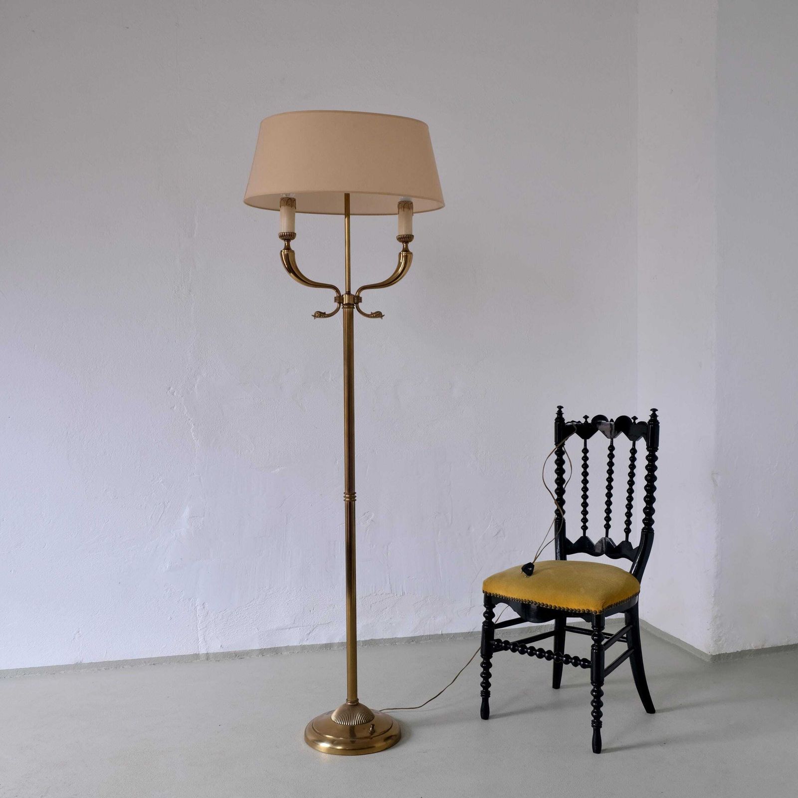 photo for sale Maison Jansen Neoklassieke Messing Vloerlamp | Frankrijk | jaren 1960