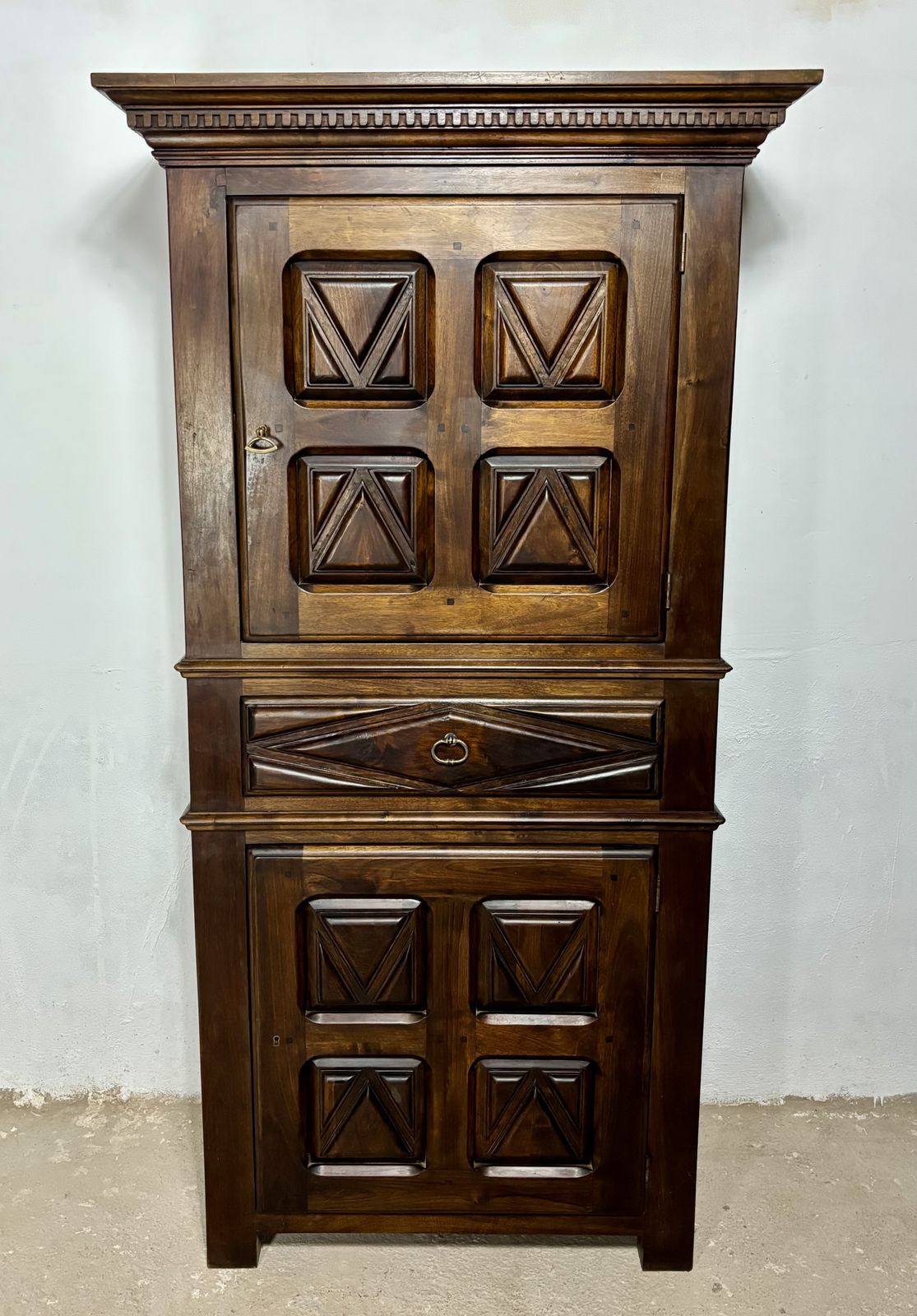 Begin 20e Eeuwse Spaanse Renaissance Stijl Walnoten Kast Met Geometrisch Snijwerk photo furniture