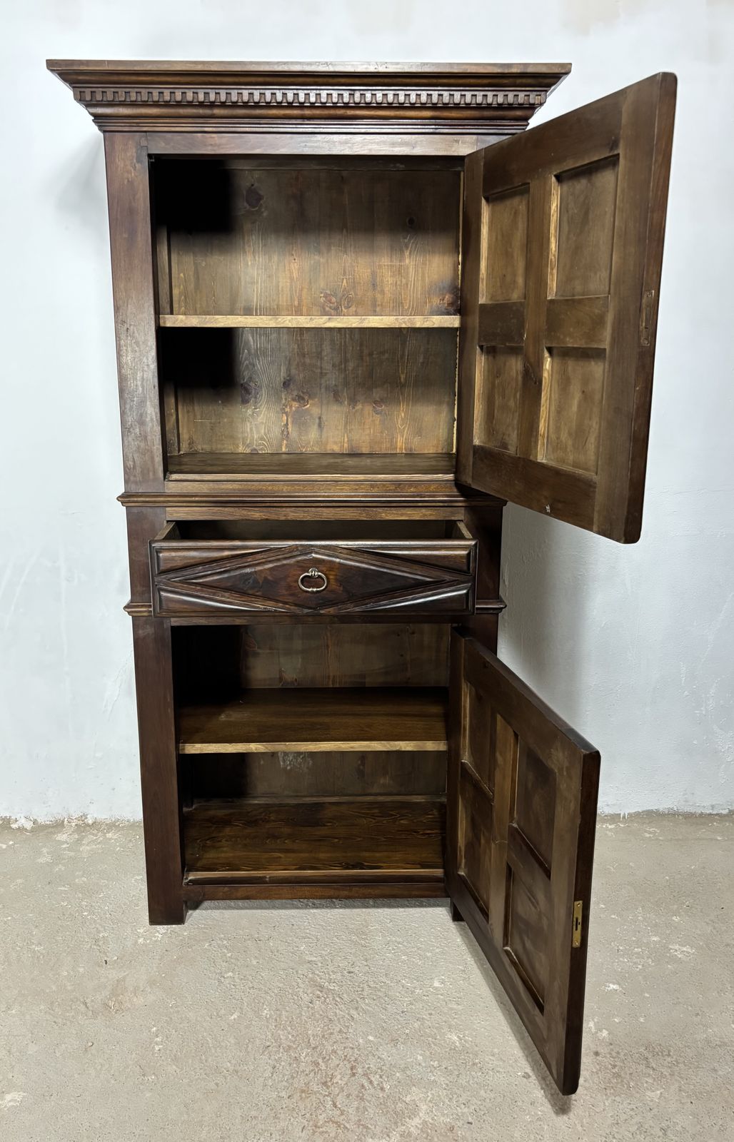 Begin 20e Eeuwse Spaanse Renaissance Stijl Walnoten Kast Met Geometrisch Snijwerk photo buy