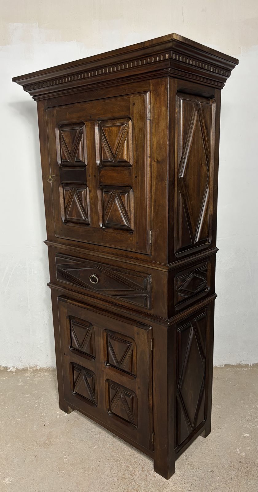 photo furniture Begin 20e Eeuwse Spaanse Renaissance Stijl Walnoten Kast Met Geometrisch Snijwerk