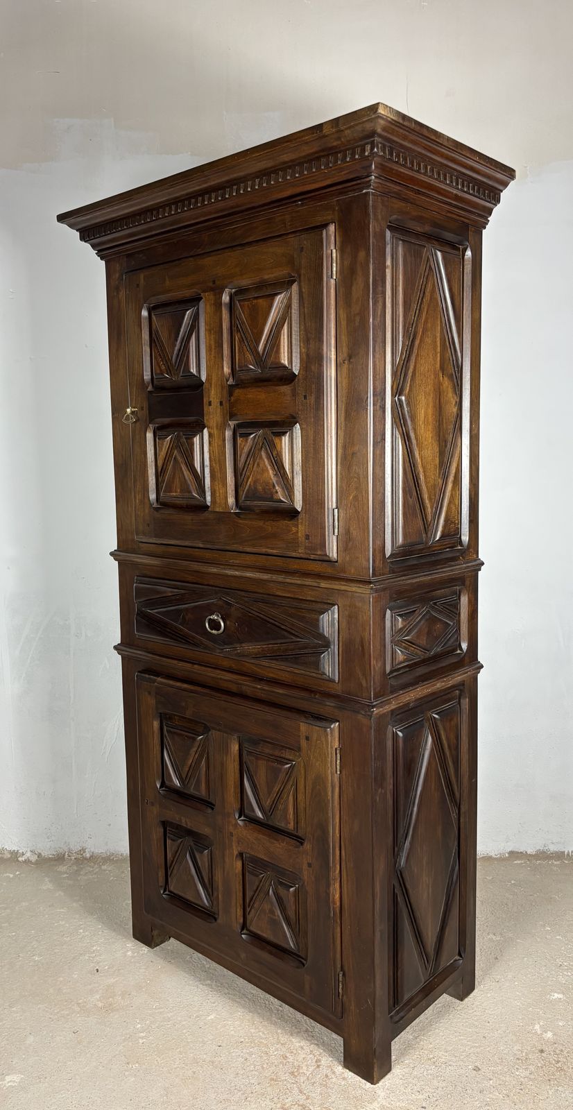Meubels Begin 20e Eeuwse Spaanse Renaissance Stijl Walnoten Kast Met Geometrisch Snijwerk photo