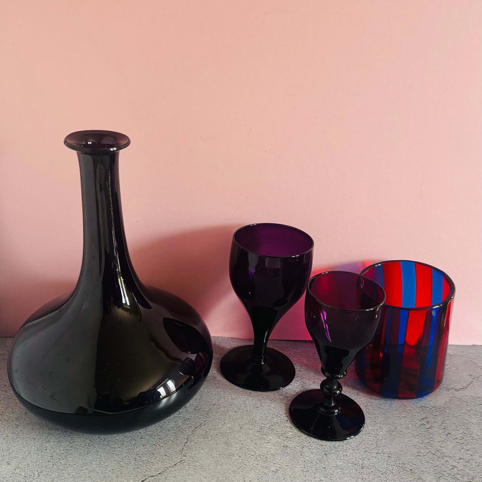photo furniture Antieke amethist glazen karaf