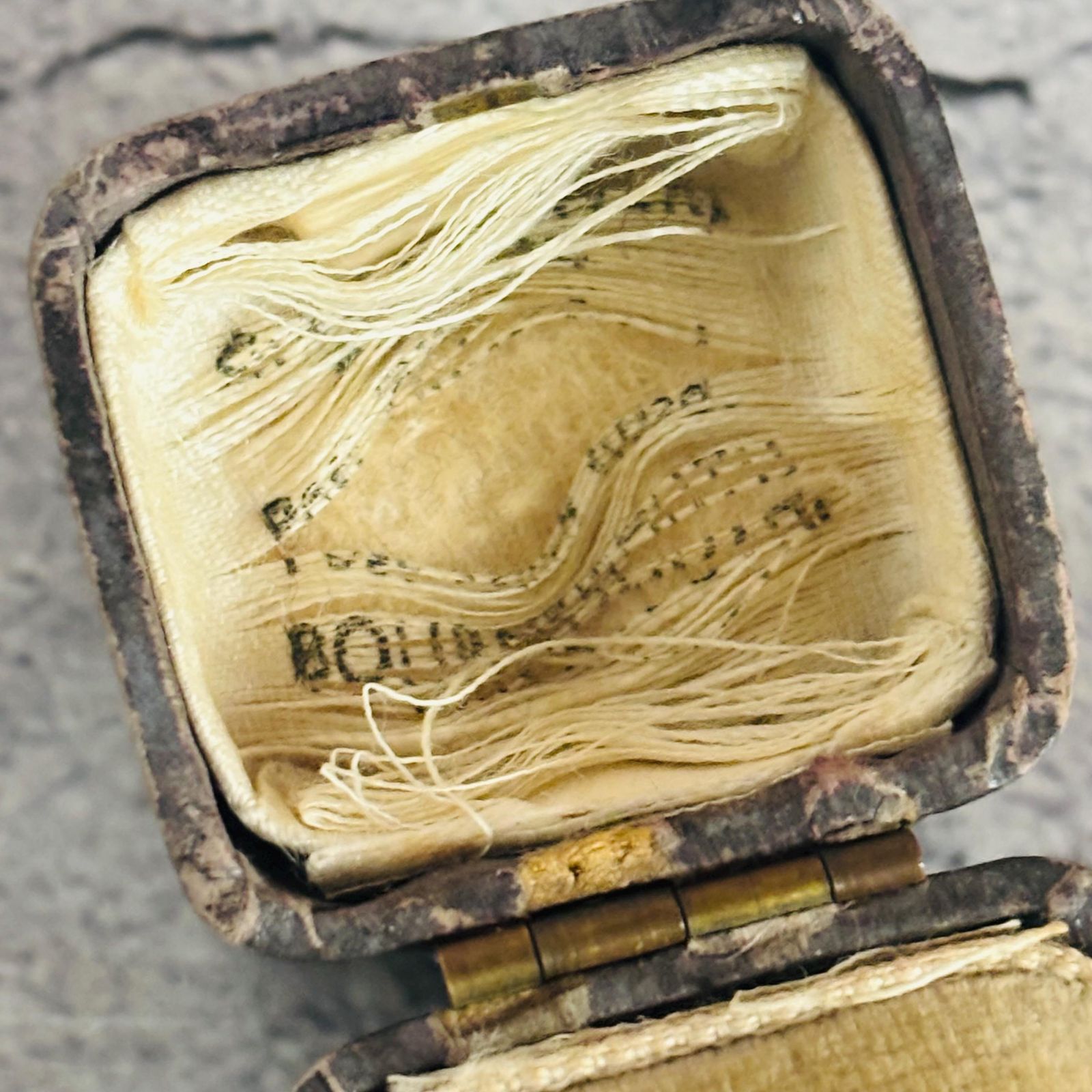 Antique Leather Jewelry Box: Ring & Earring Jewellery Display photo Home Decor