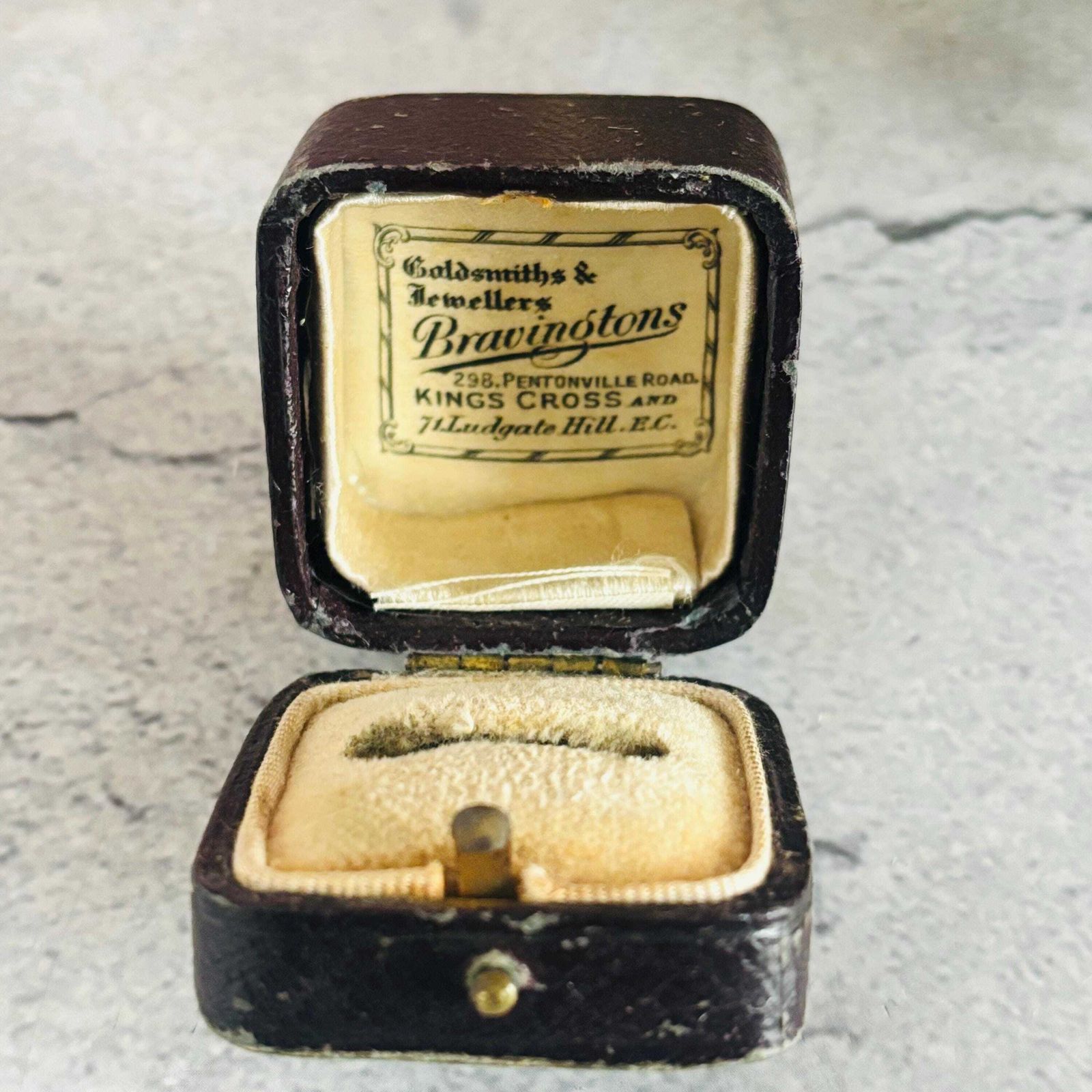 Antiek Geboetseerd Leren Sieradendoosje, Ring en Oorbellenhouder photo Woonaccessoires