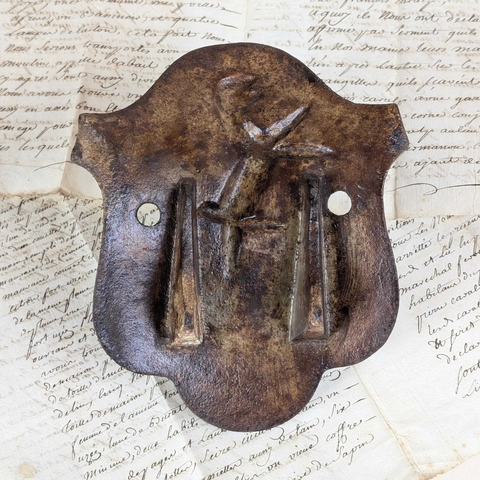 Cast Iron Lion Shield Plaque, Antique French Amouroux Freres Toulouse Agricultural Machinery Mark, Rustic Industrial Farmhouse Salvage photo vinterior