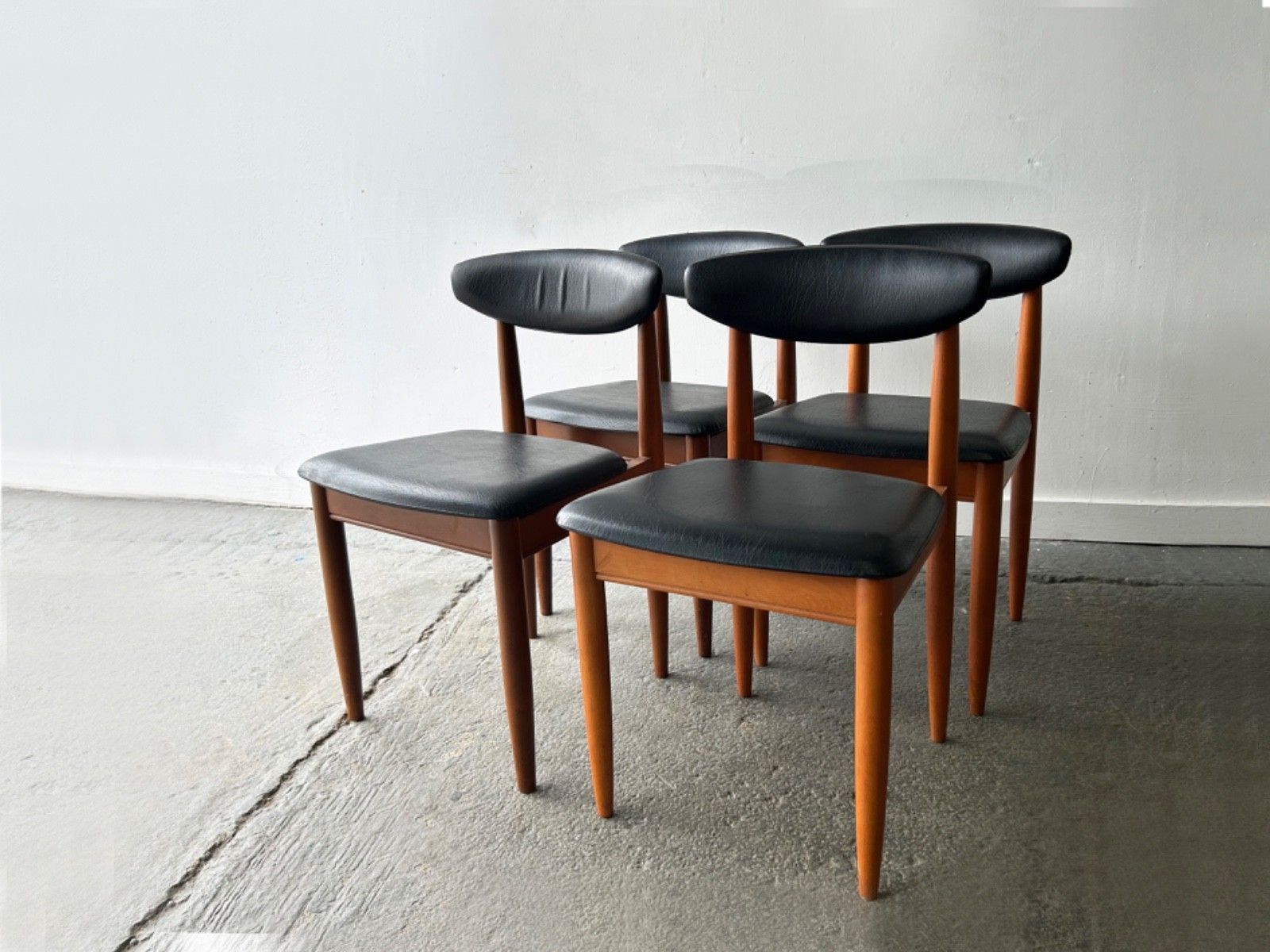 1960s–1970s Schreiber Mid Century Extending Dining Table And Chair Set photo for sale