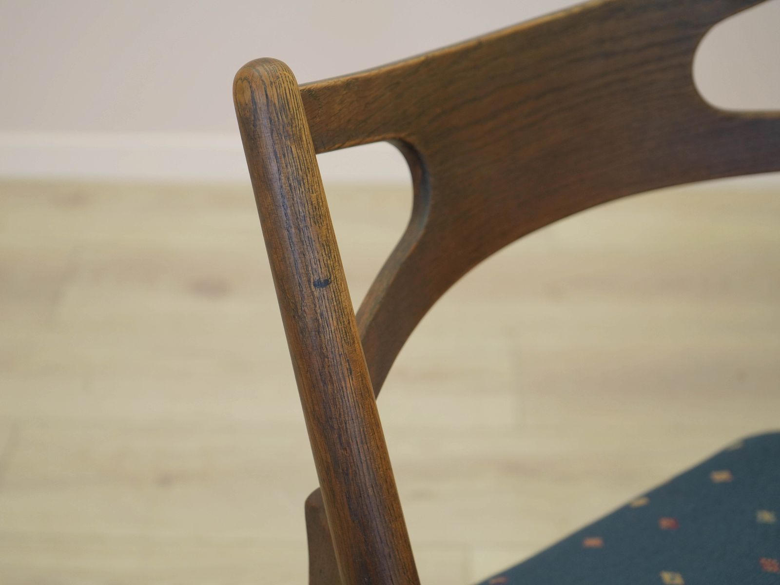 photo for sale Ensemble de quatre chaises en chêne, design danois, années 1960, par Hans J. Wegner