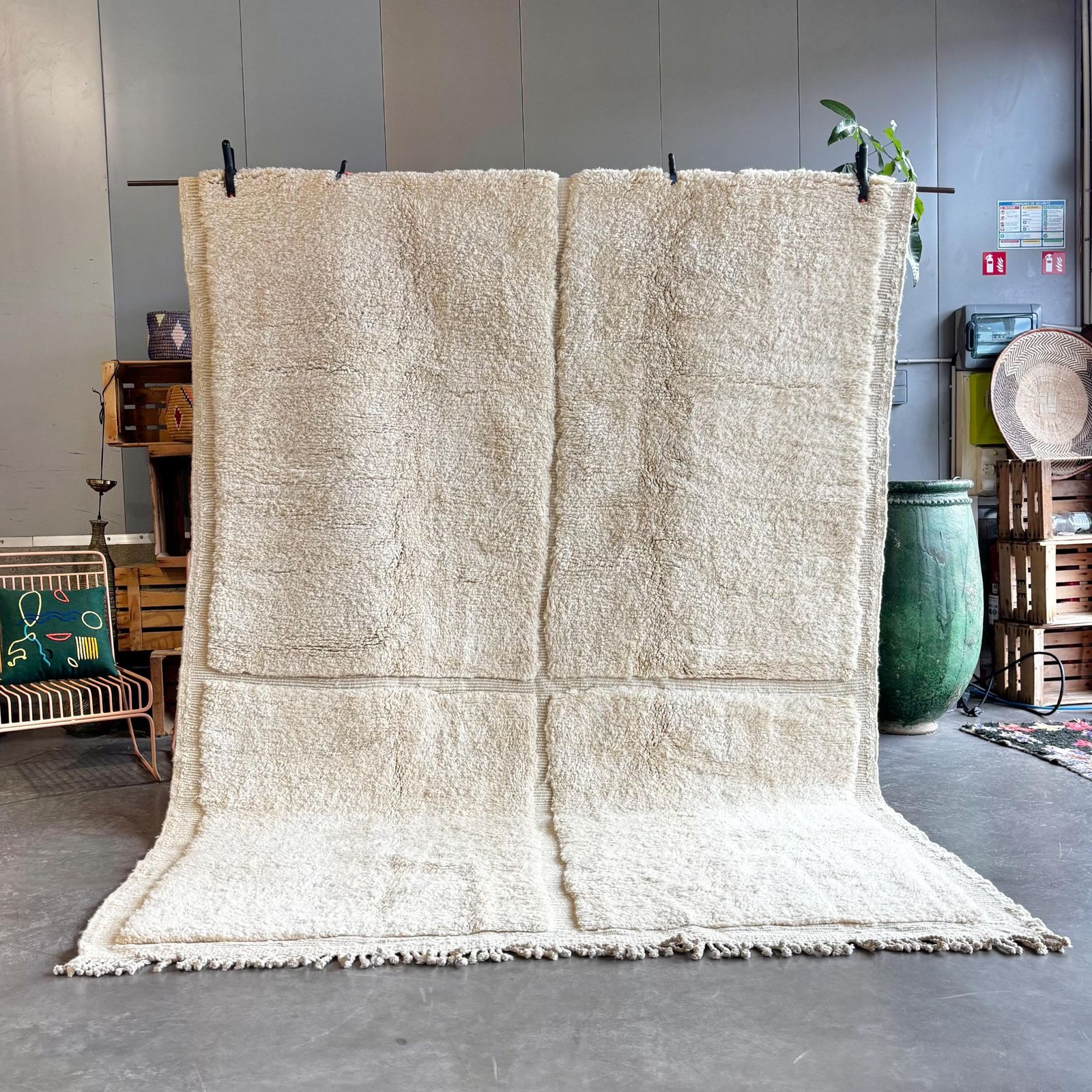 Tapis marocain Mrirt moderne 220 x 310 cm, laine crème texturée, fait main au Maroc, commerce équitable, tapis berbère en laine