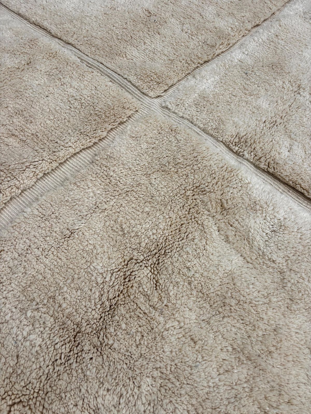 Tapis marocain Mrirt moderne 220 x 310 cm, laine crème texturée, fait main au Maroc, commerce équitable, tapis berbère en laine photo buy