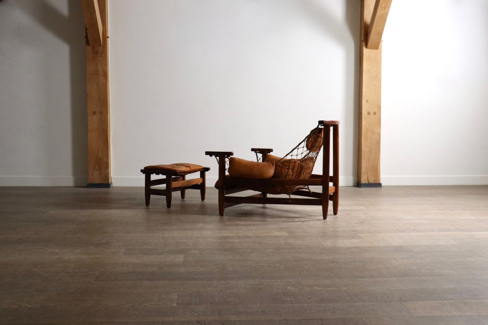 photo buy Jangada Lounge Chair Met Ottoman In Cognackleurig Leer Door Jean Gillon, Brazilië, Jaren 1960