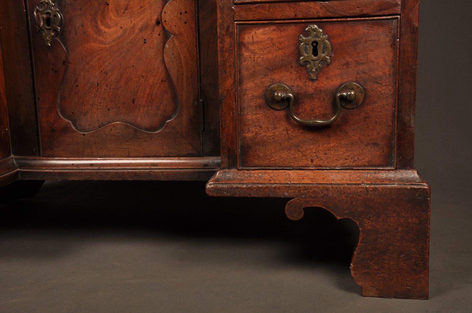 Fine Quality 18th Century Mahogany Kneehole Desk photo 2600.0