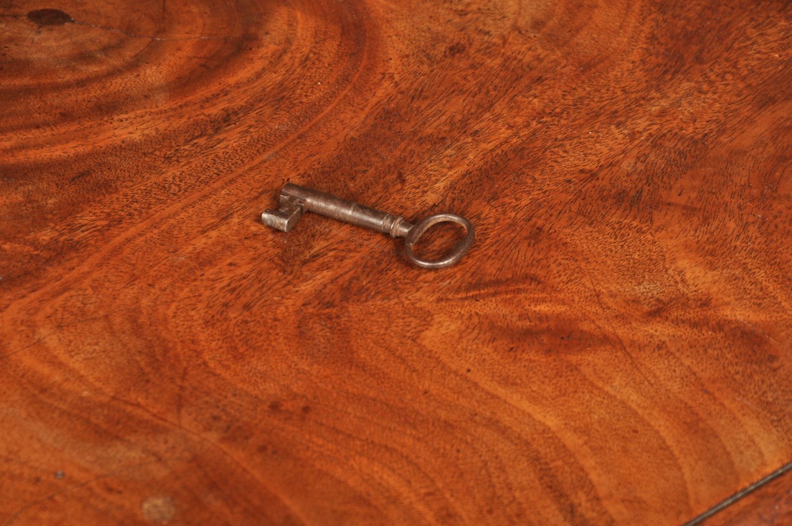 photo vinterior Fine Quality 18th Century Mahogany Kneehole Desk