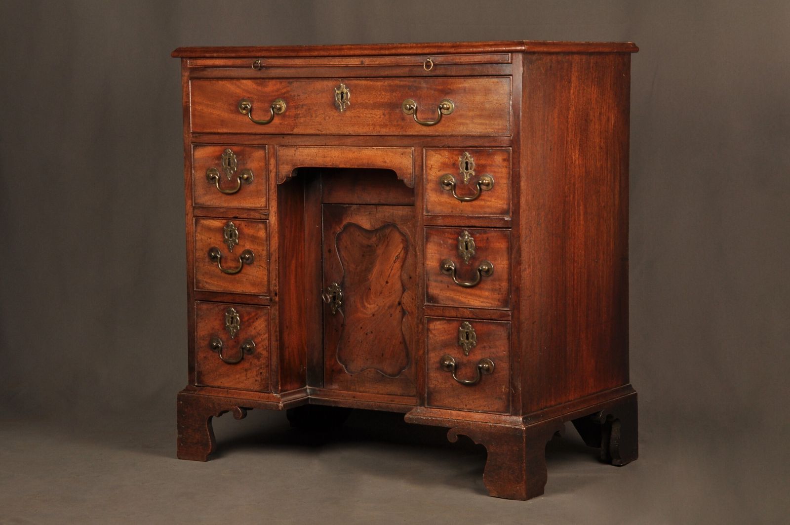 photo vintage Fine Quality 18th Century Mahogany Kneehole Desk