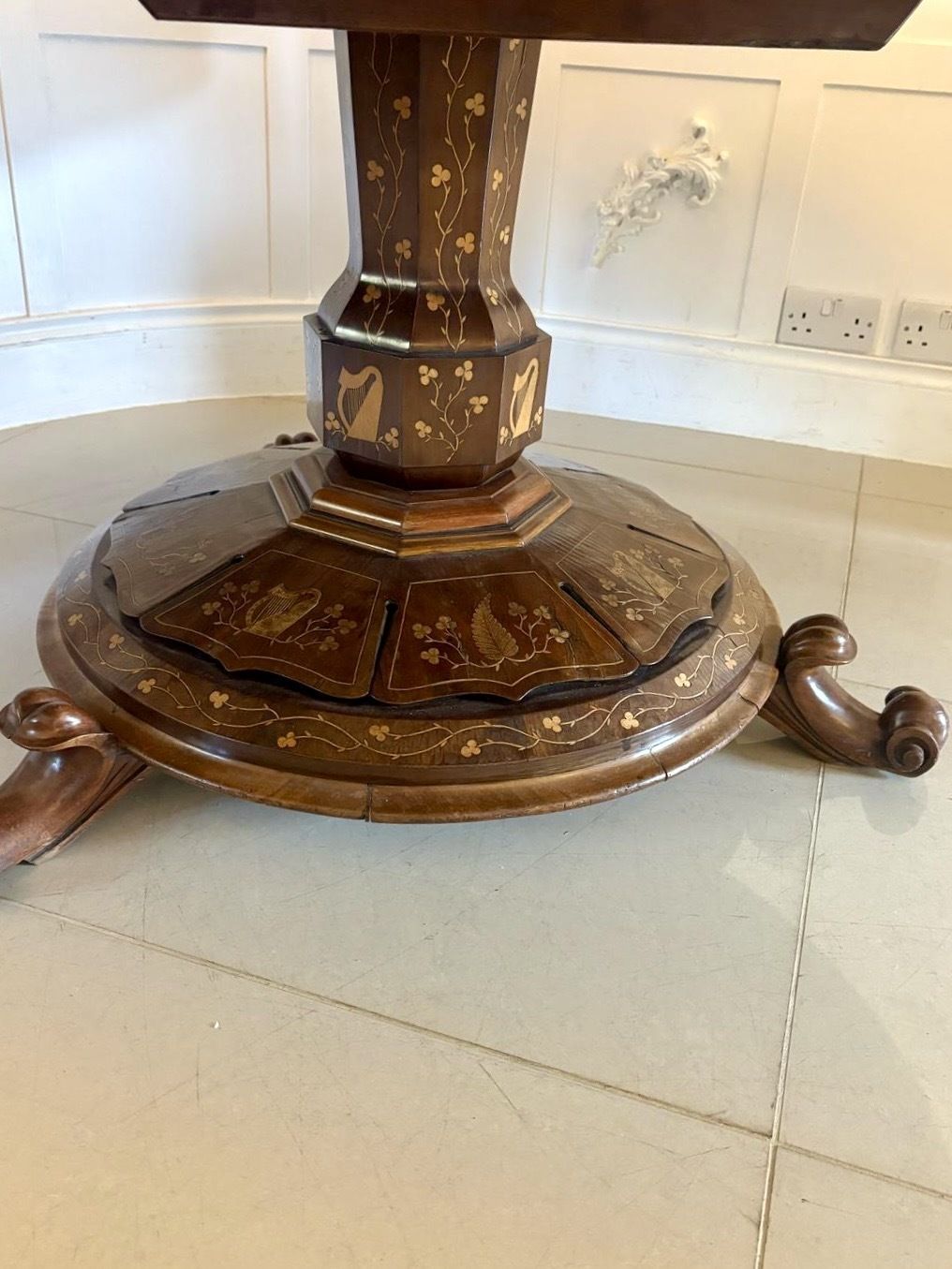 photo vintage Antique Exhibition Quality Irish Killarney Marquetry Inlaid Yew Wood Round Entry Hall Centre Table Large Attributed To The Egan Workshop