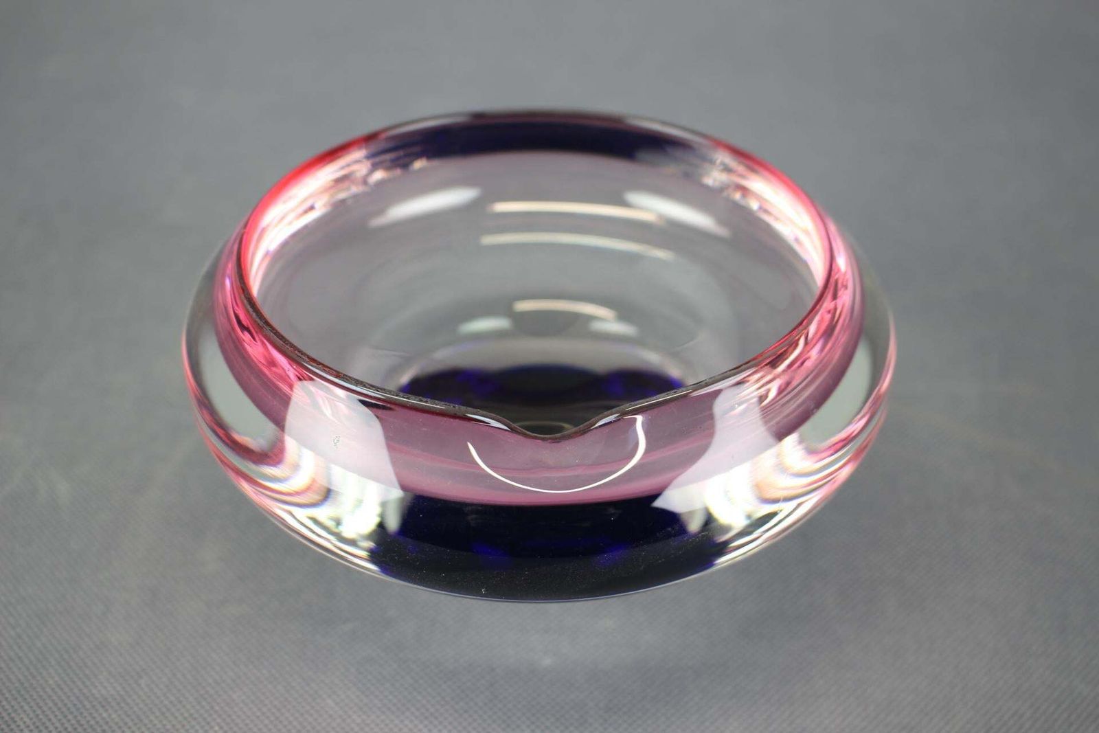 Cendrier en verre sommerso rose et bleu, République tchèque, années 1960, par Hospodka photo Décoration
