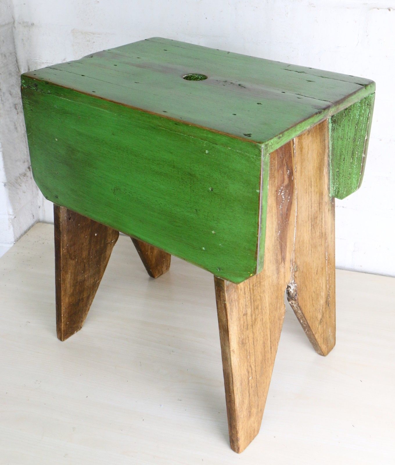 photo vinterior Antique Aged Wooden Stool Rural Farmhouse Original Country Style Rustic Kitchen