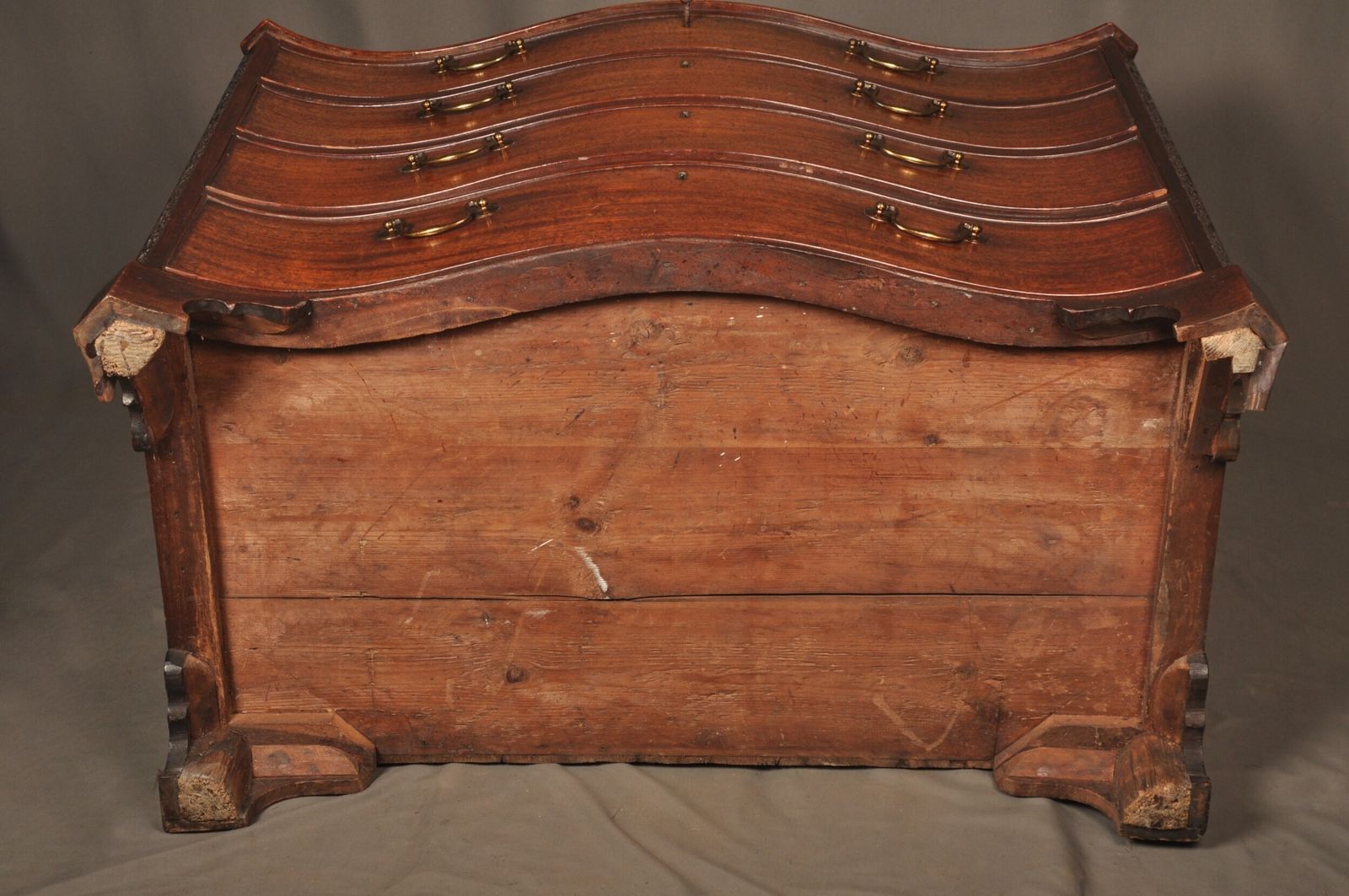 photo vintage A Fine 18th Century Serpentine Chest Of Drawers