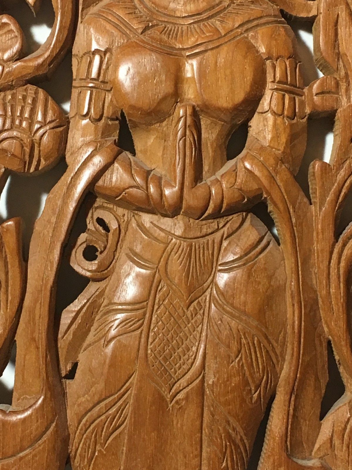 Groot Aziatisch handgesneden houten boeddha wandpaneel photo for sale