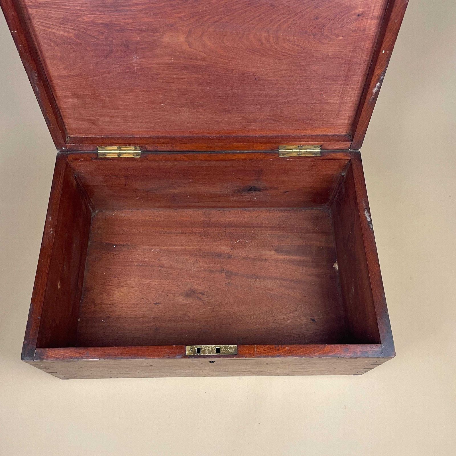 photo vintage Wooden Campaign Chest Antique Box Military Wood Brass Metal Handles 19th Century Trinket Jewellery Keepsake Gold Trims Lid Rectangle Trunk