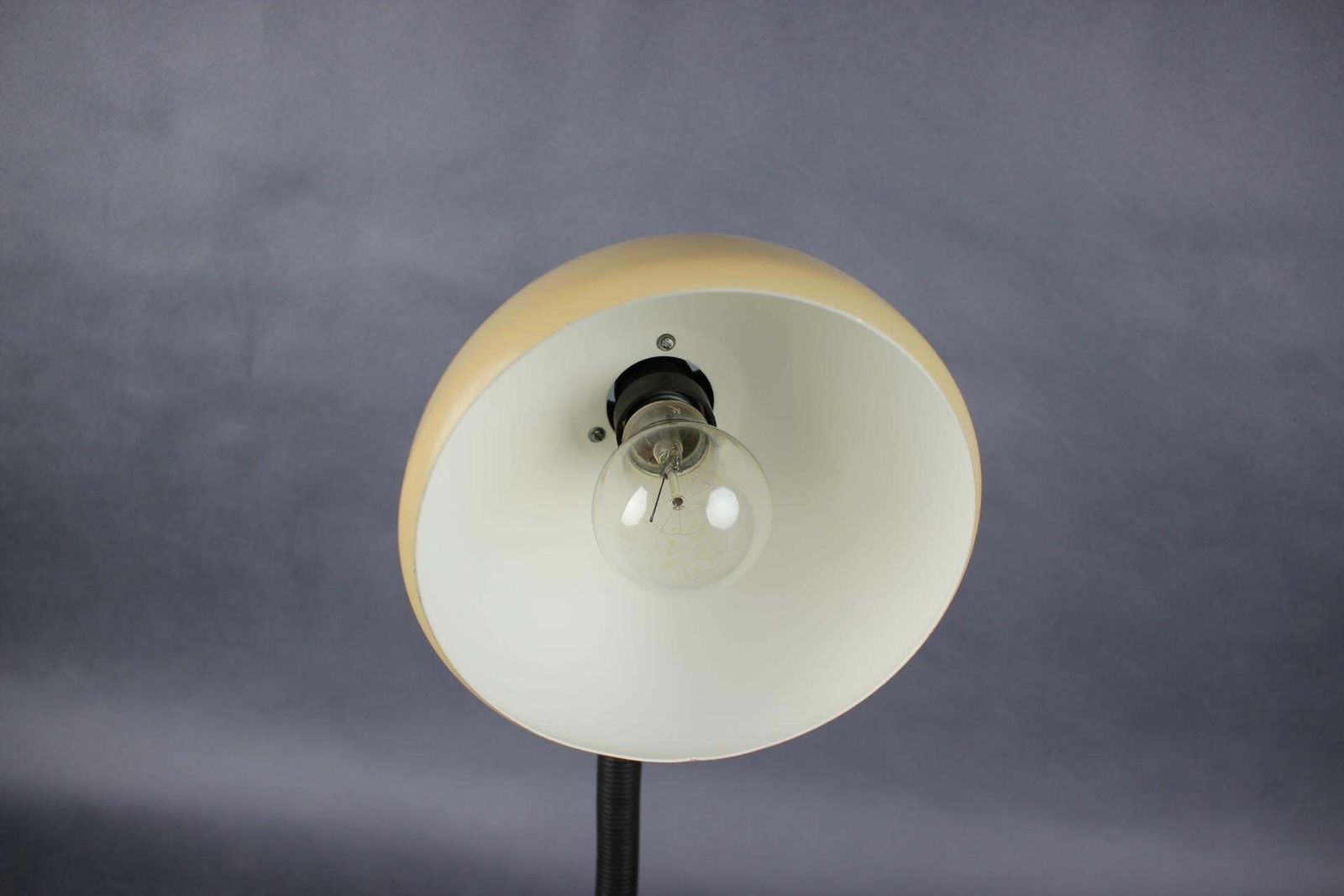 Hongaarse gooseneck bureaulamp uit de jaren 1970, cappuccino – mid-century tafellamp photo for sale