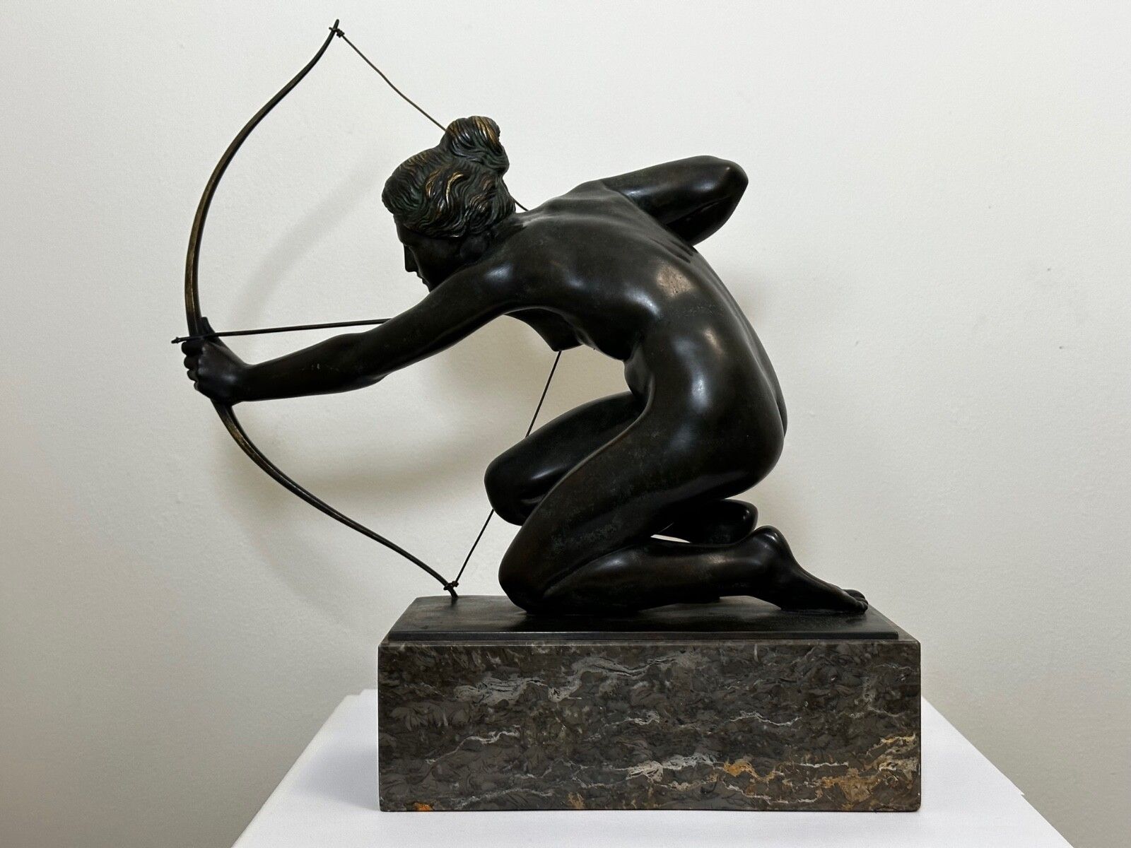 Art Deco bronzen sculptuur, klassieke mythologie, Diana de Jageres, gesigneerd door Rudolph Henn photo for sale