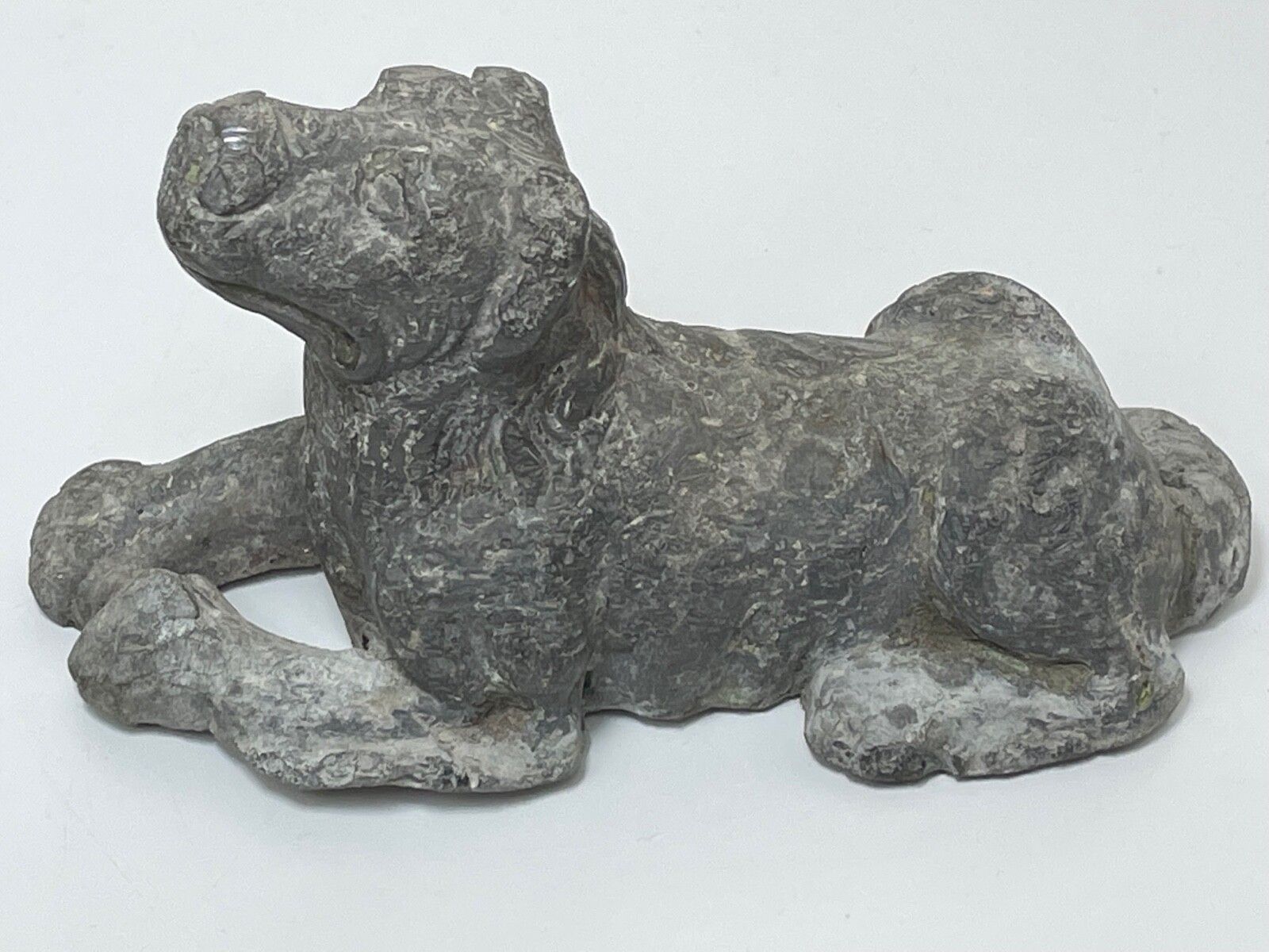 Klein loden sculptuur van een liggende hond, 18e eeuw, in de stijl van John Cheere photo vinterior
