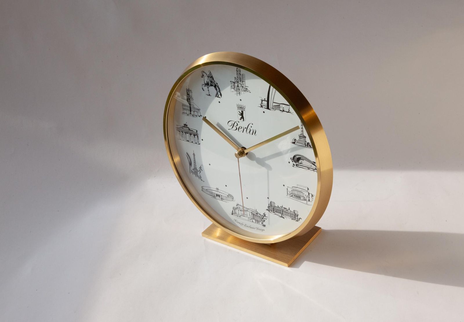 Woonaccessoires Kienzle Exclusiv Berlin Bureauklok – Modernism Mid-Century Tafelklok Atomair Messing Duitsland Schoorsteenklok Architectuur photo