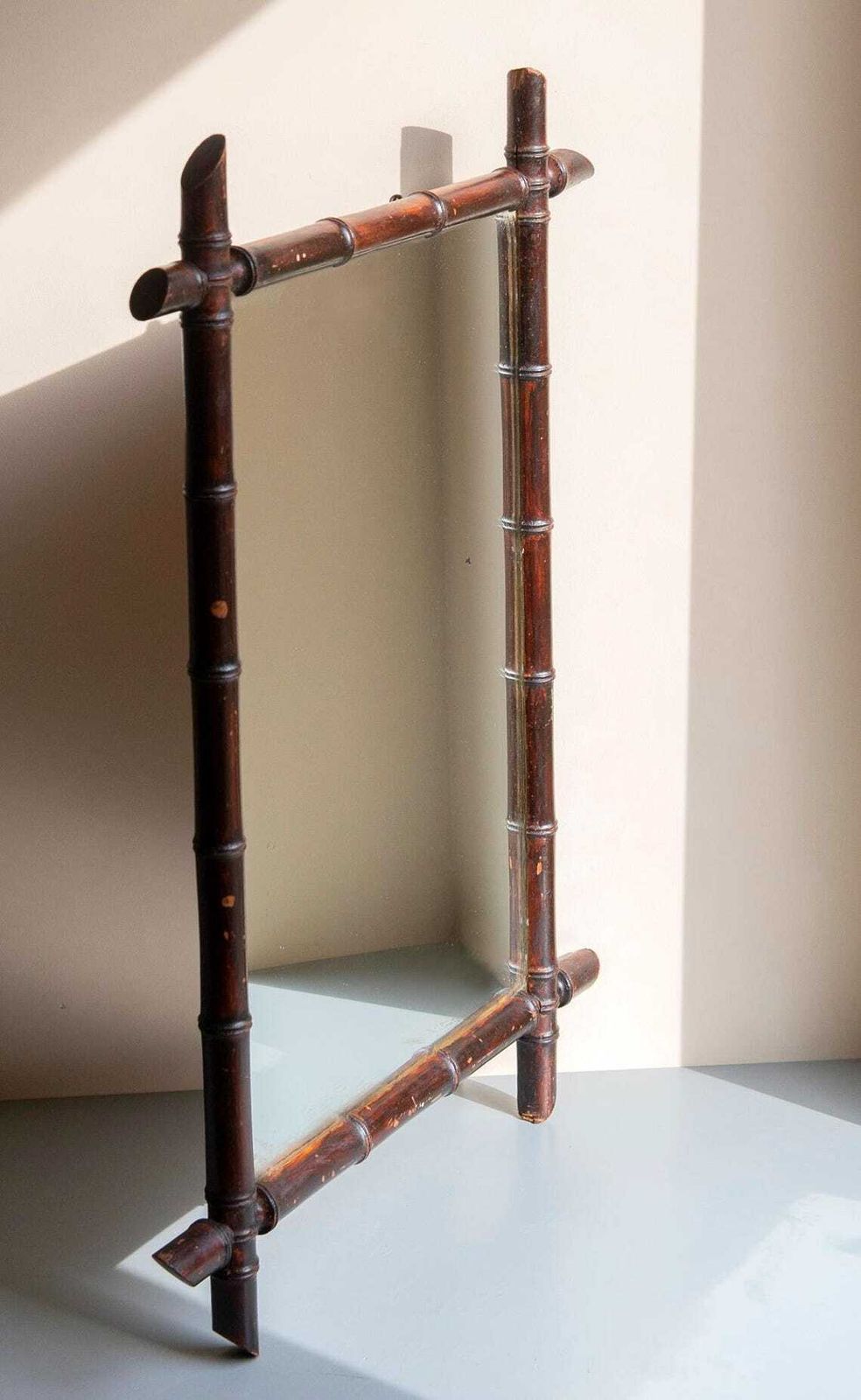 Grote Franse Faux Bamboe Spiegel – Antieke Houten Wandspiegel In Donkerbruin – Schouw  En Entréspiegel photo vinterior