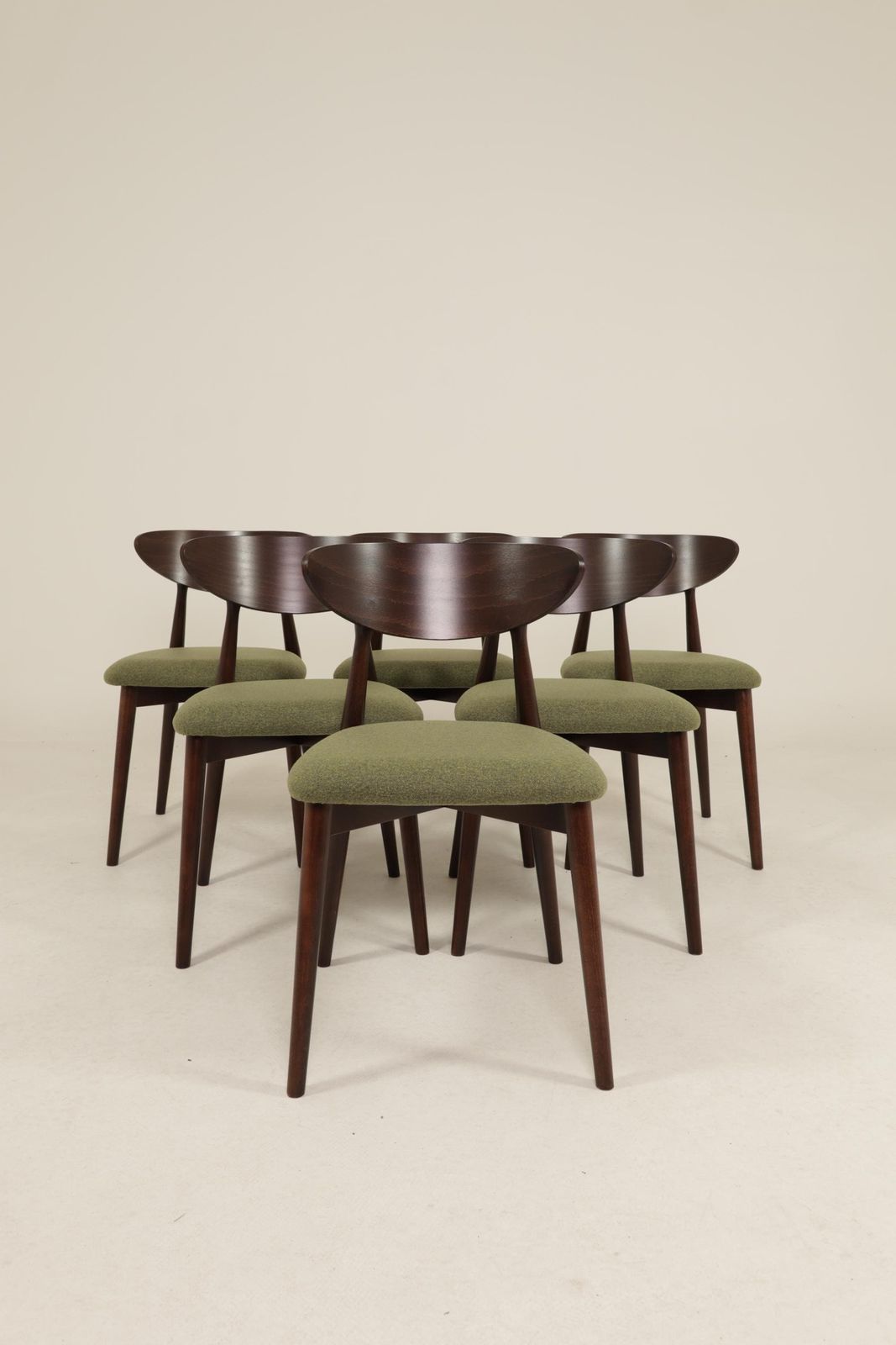 Set van 6 moderne eetkamerstoelen – avocadogroen bouclé en donker walnootkleurig beukenhout