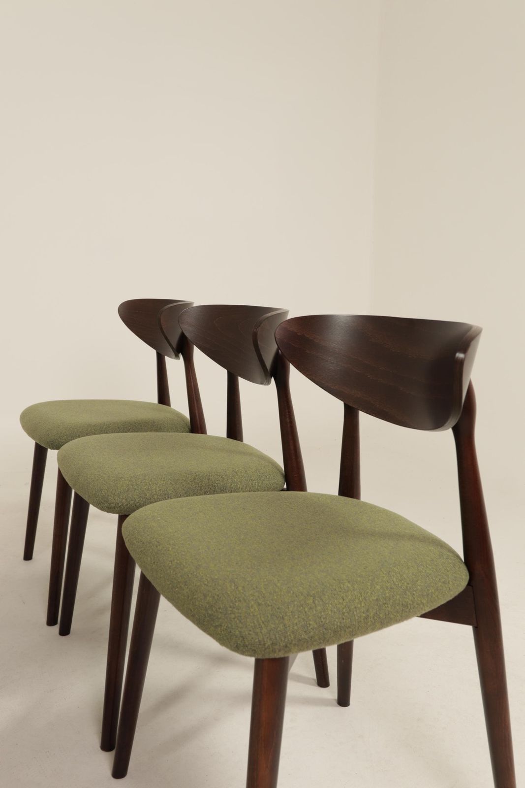 photo for sale Set van 6 moderne eetkamerstoelen – avocadogroen bouclé en donker walnootkleurig beukenhout