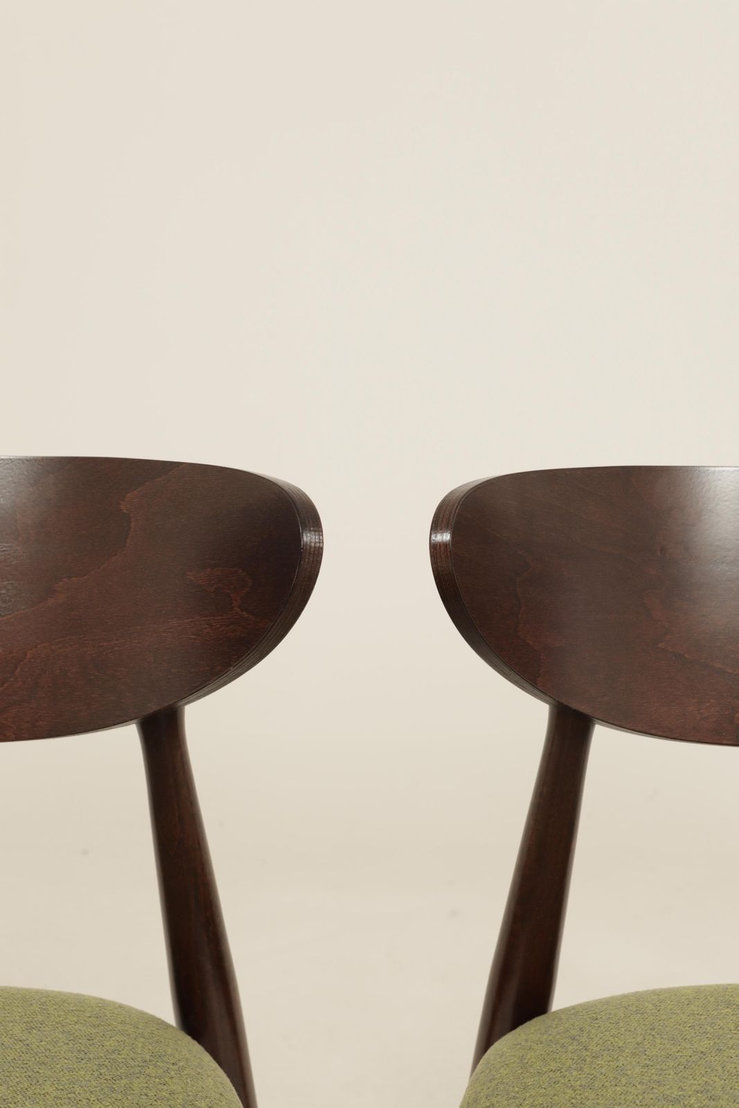 Meubels Set van 6 moderne eetkamerstoelen – avocadogroen bouclé en donker walnootkleurig beukenhout photo