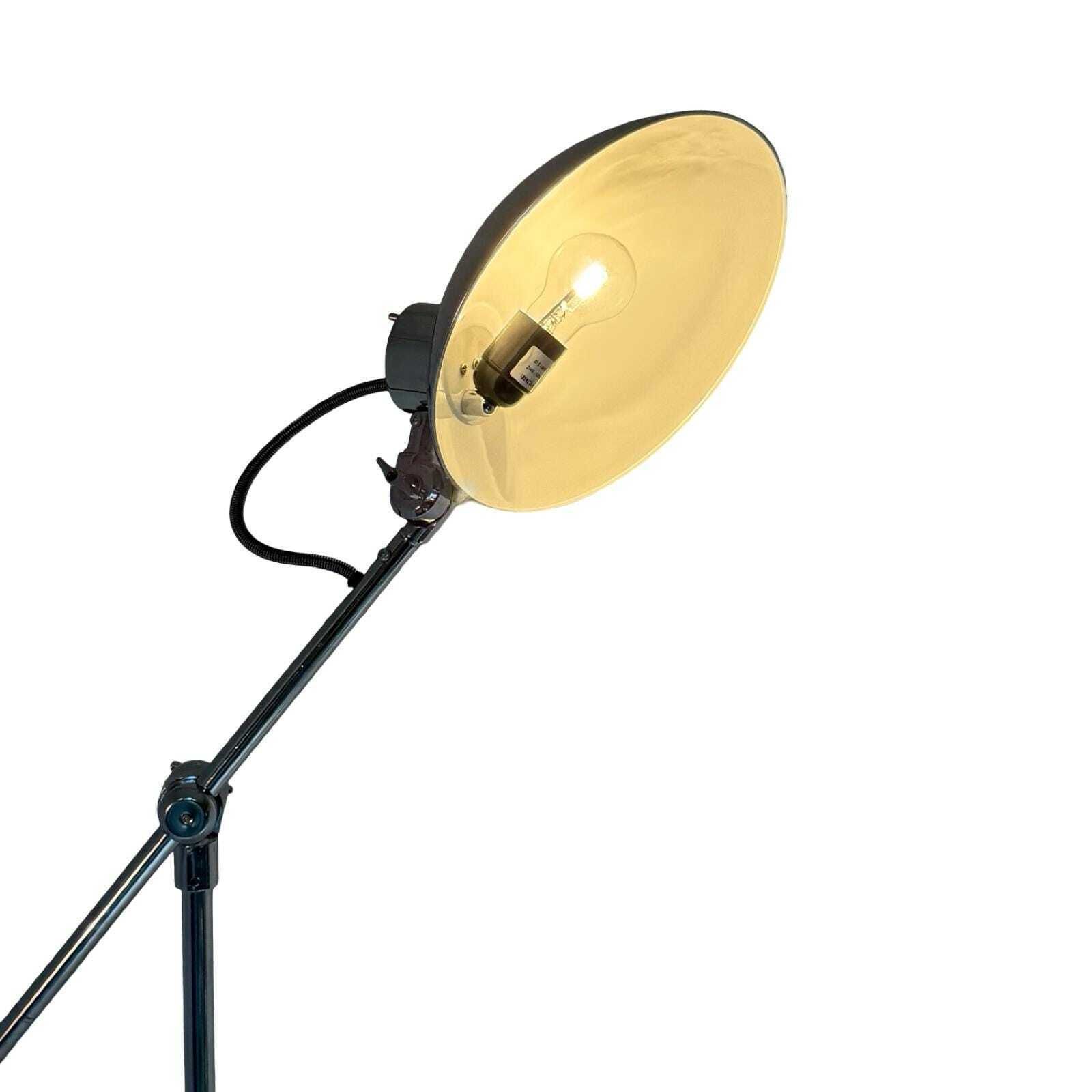 Yasu Sasamoto   Dulton Co. Ltd   Vloerlamp in de stijl van een microfoonstandaard photo vinterior