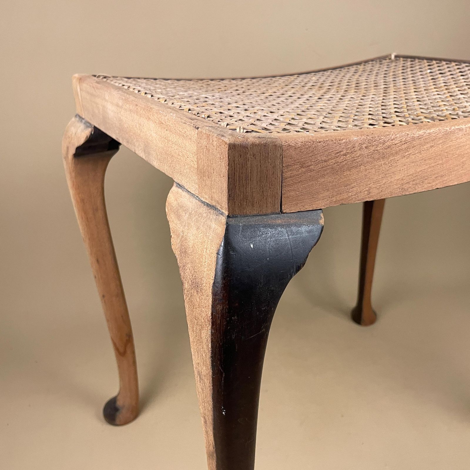 photo vintage Antique Cane Seat Stool Wood Cabriole Leg Bench Vintage Elegant Traditional Curved Rattan Footstool Hallway Accent Queen Anne Style Project