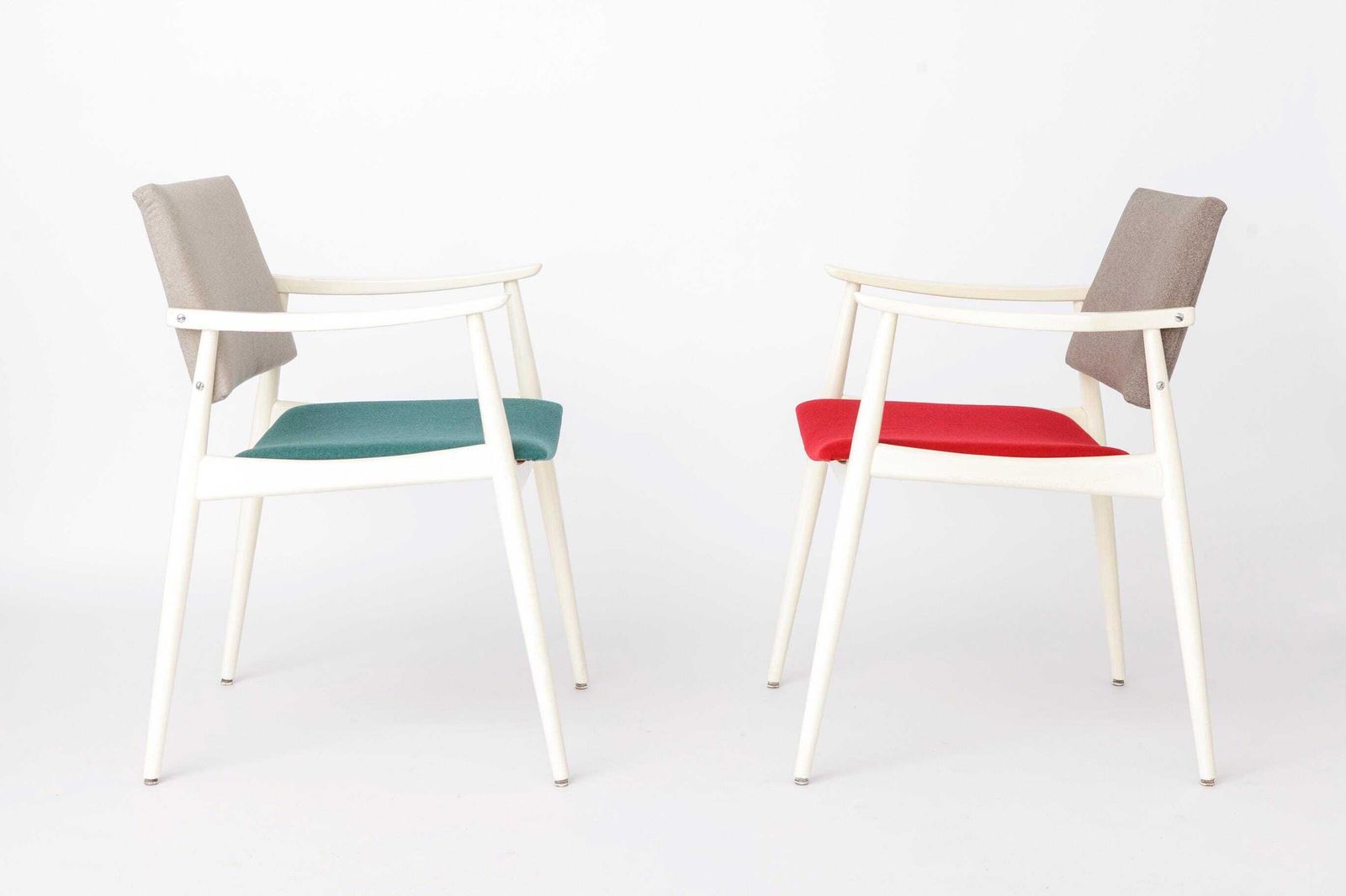 Paar Vintage Witte Fauteuils, Duitsland jaren 1970, Mid-Century Eetkamerstoelen Met Kleurrijke Bekleding, Beukenhouten Lounge Stoelen photo for sale