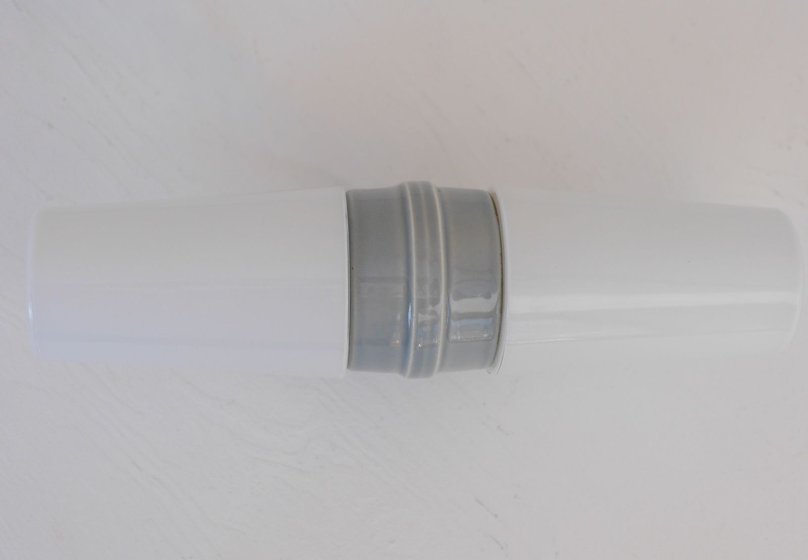 Grote mid-century modern lichtgrijze badkamerlamp van Sigvard Bernadotte photo vinterior