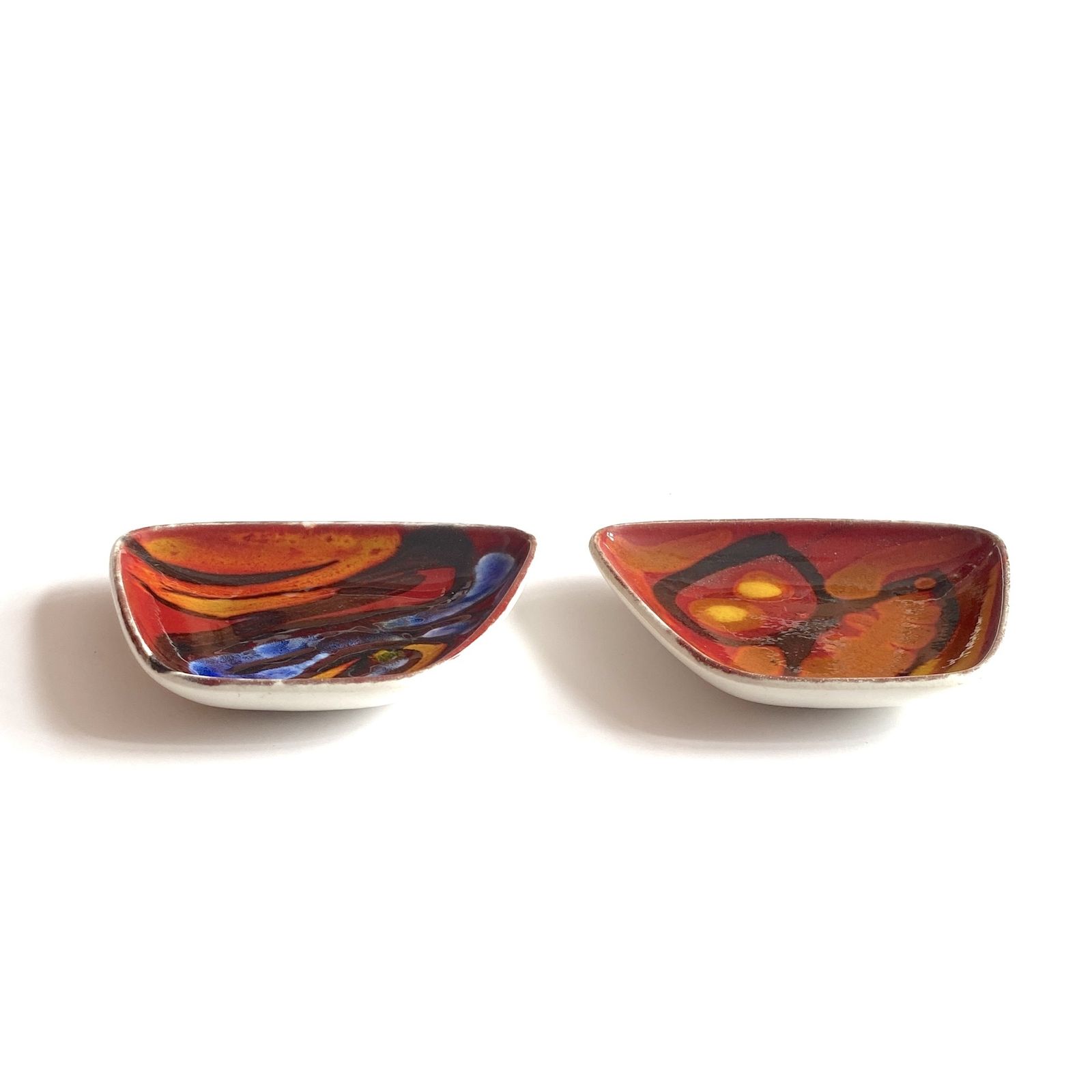 Pair Of Poole Pottery Delphis Pin Dishes, Shape 41 By Loretta Leigh, 1970 English Ceramics photo for sale