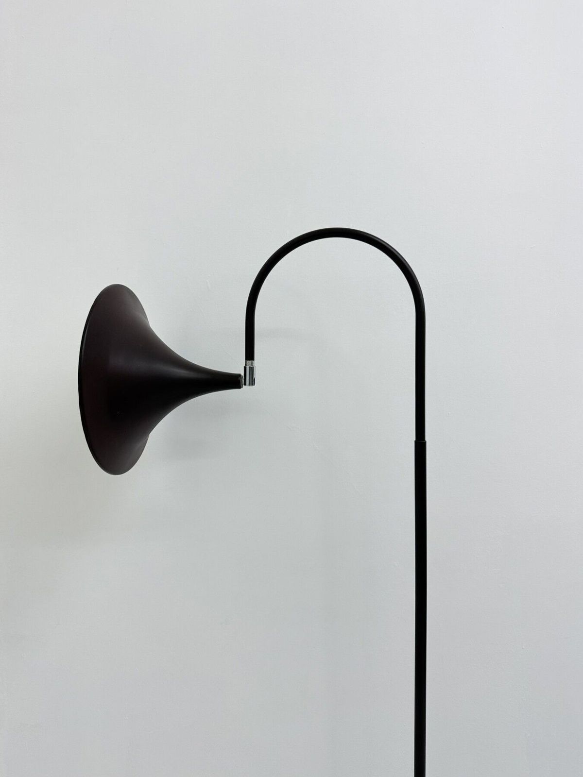 Lampadaire minimaliste Hala Zeist Trumpet brun, design néerlandais, années 1970 photo furniture