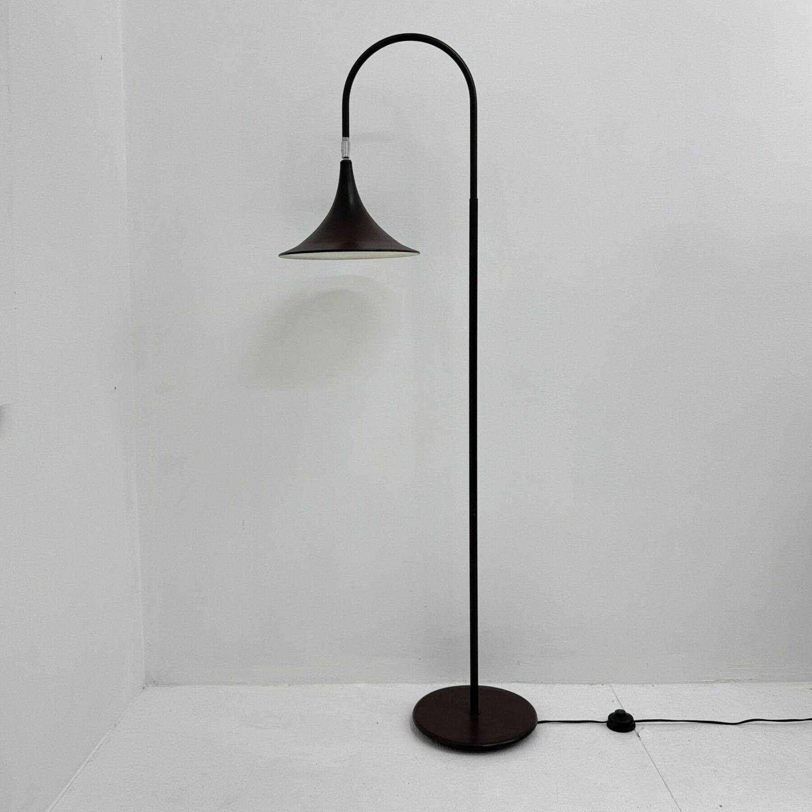 Lampadaire minimaliste Hala Zeist Trumpet brun, design néerlandais, années 1970 photo for sale