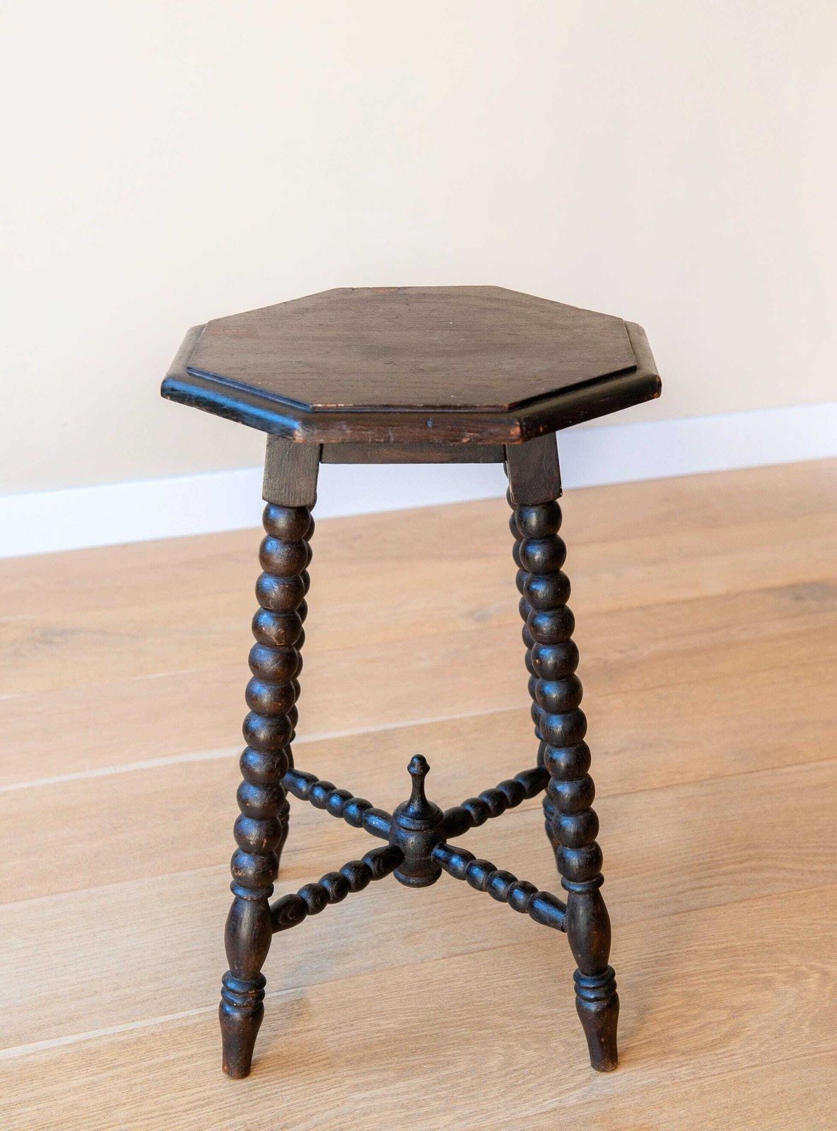 Tabouret d'époque à bobines   Table d'appoint néerlandaise en bois à pieds tournés à bobines   Sellette octogonale, vers 1900 photo vinterior