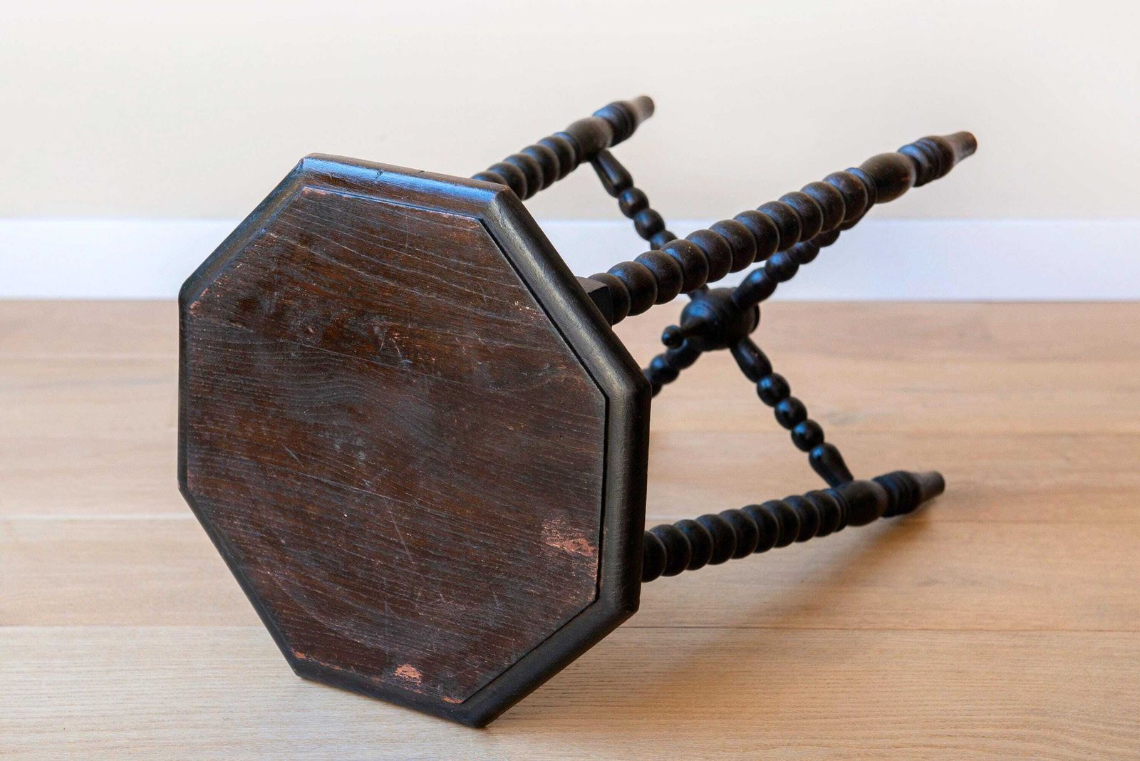 259.0 Tabouret d'époque à bobines   Table d'appoint néerlandaise en bois à pieds tournés à bobines   Sellette octogonale, vers 1900 photo