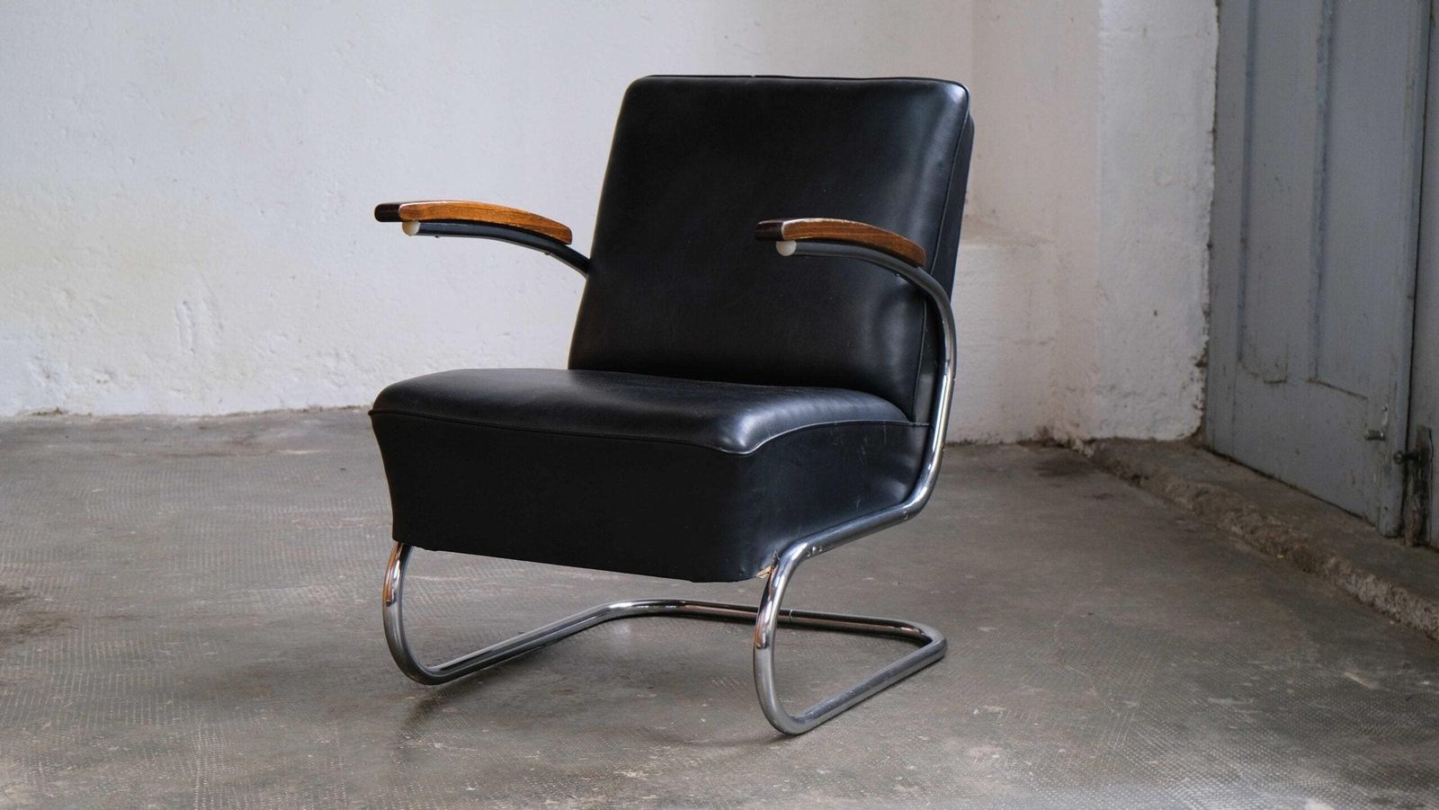 Bauhaus Armchair S 411 In Black / Thonet License photo furniture