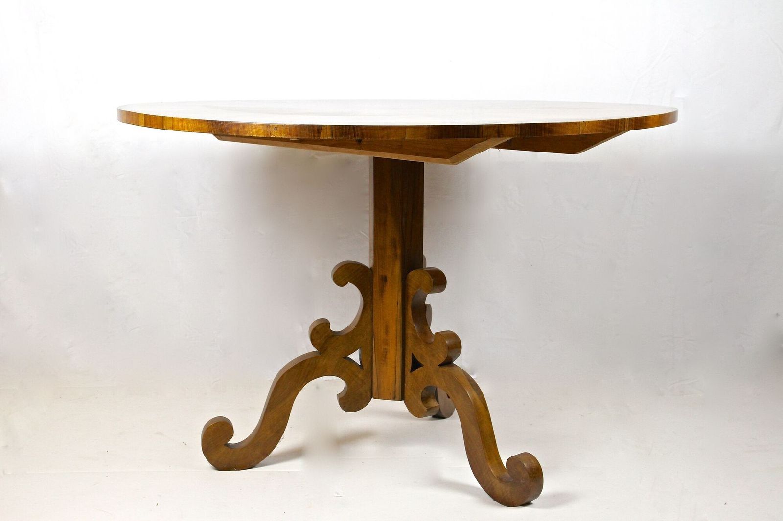 photo vinterior 19th Century Round Biedermeier Dining  / Center Table, Nutwood, At Ca 1835