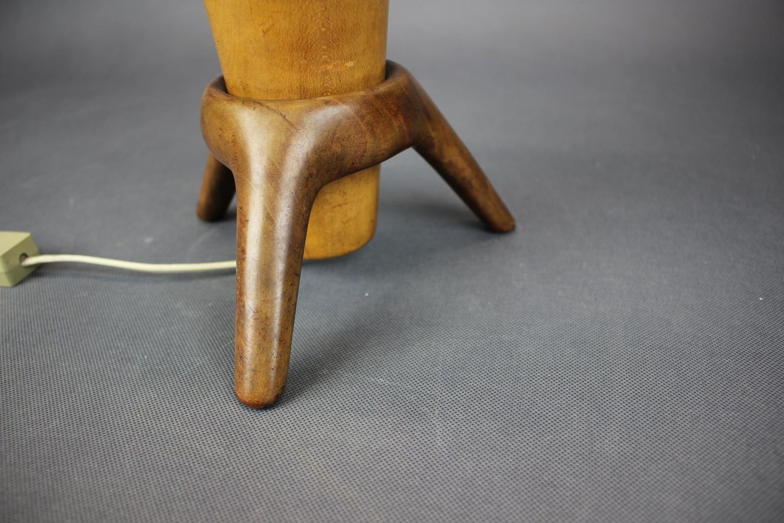 Lampe de table mid-century ULUV en bois, Tchécoslovaquie, années 1960 photo 579.0