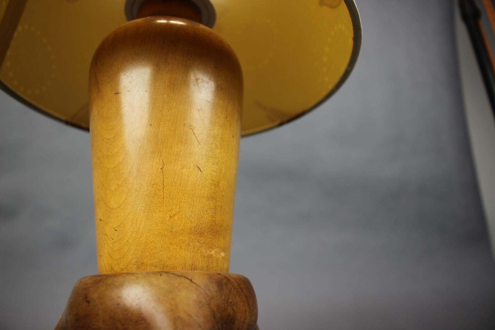 Lampe de table mid-century ULUV en bois, Tchécoslovaquie, années 1960 photo vinterior