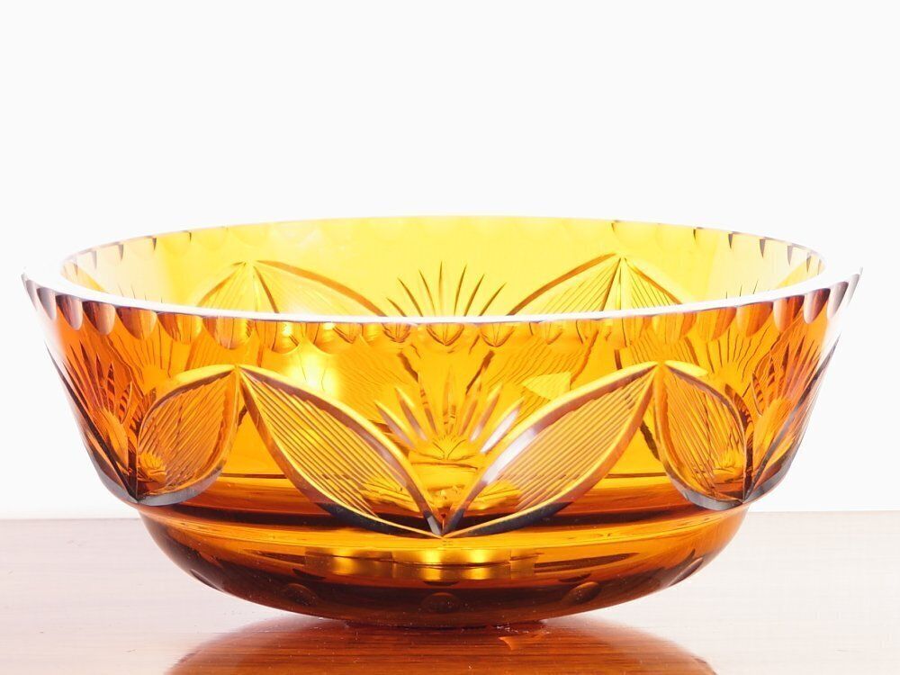 Boheemse schaal van barnsteenkleurig glas, Tsjecho-Slowakije, jaren 1940 photo for sale