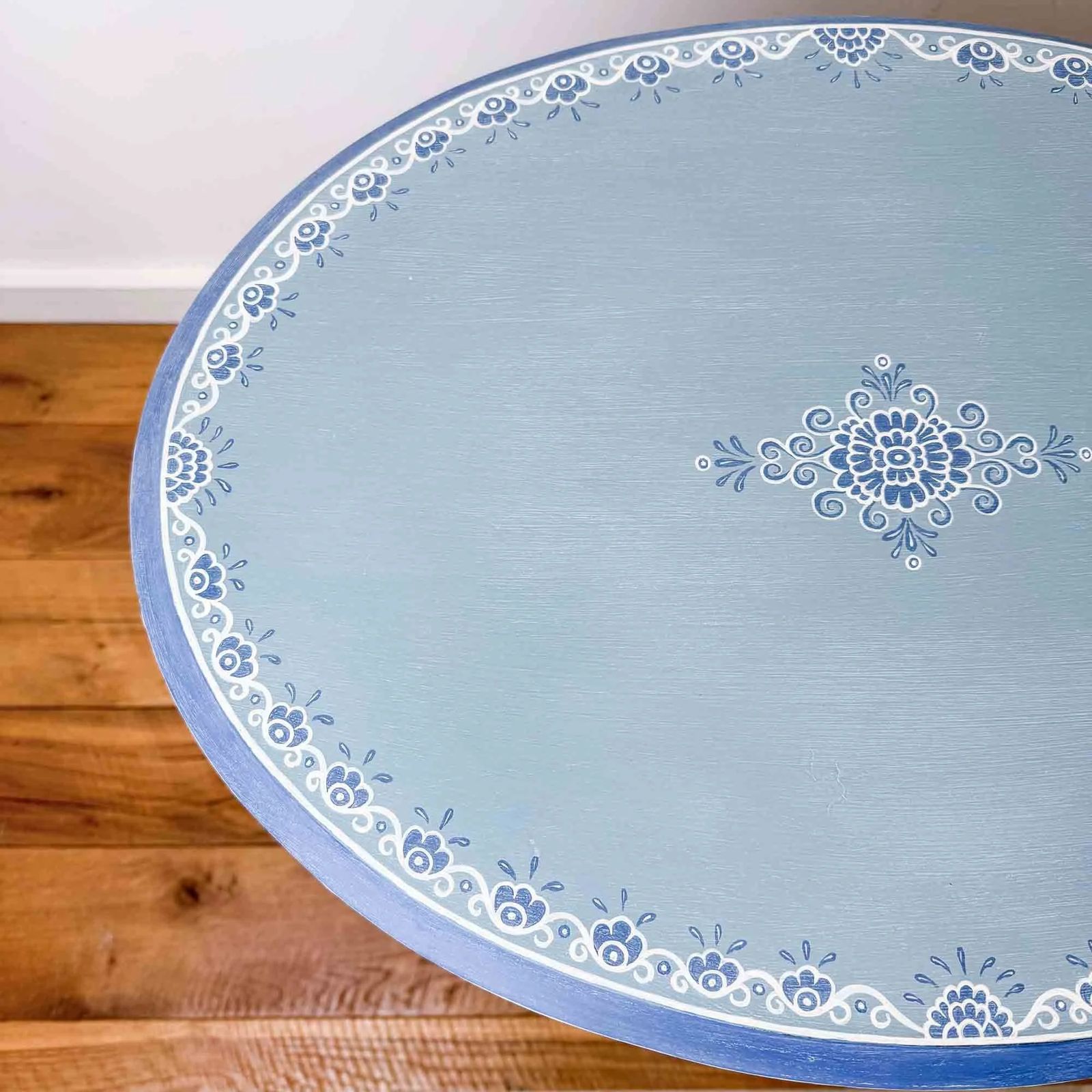 photo vintage Vintage Oval Barley Twist Table With Blue & White Painted Finish