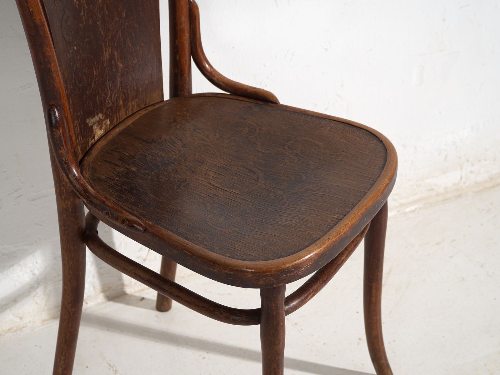 photo furniture Antique Set Of 2 Bentwood Thonet Chairs – Central Europe, Circa 1900 1920