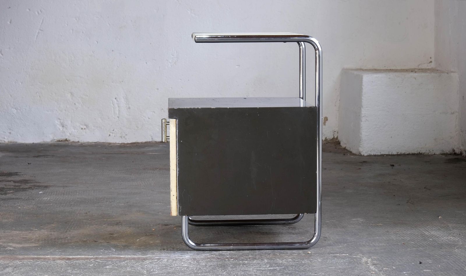 Dark Grey / Cream Bauhaus Bedside Table By Mücke Melder photo 642.0